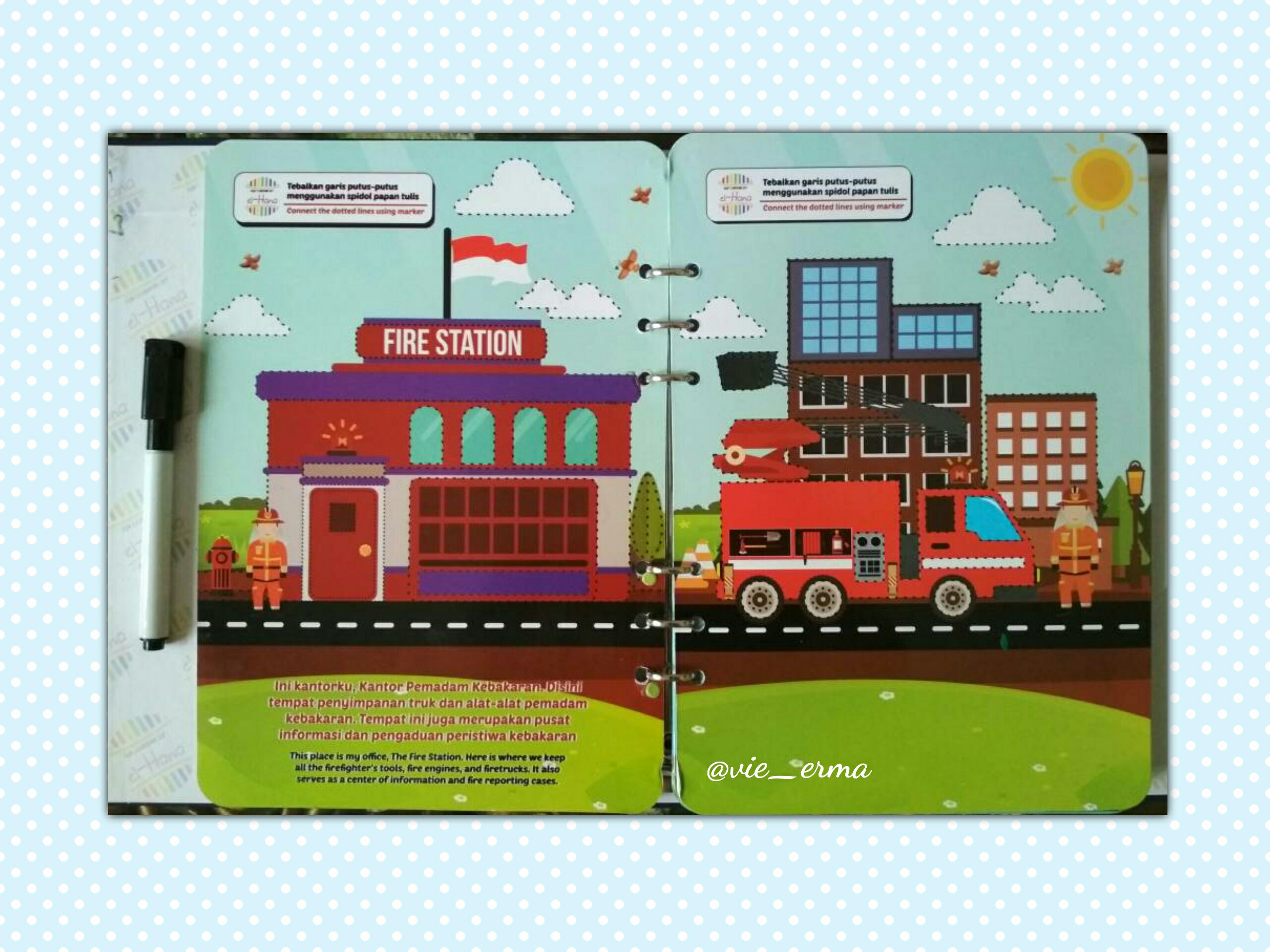 Buku ini merupakan buku bilingual Indonesia – Inggris jadi anak anak bisa sekalian belajar istilah alat pemadam kebakaran dalam bahasa inggris